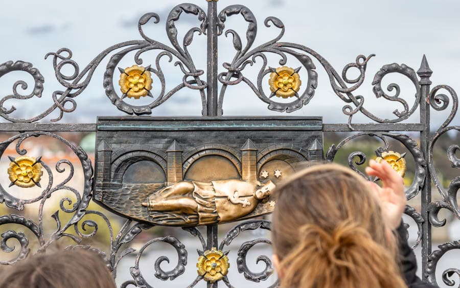 觸摸查理大橋上這座銅像浮雕能帶來好運，並確保遊客有朝一日會重返布拉格。